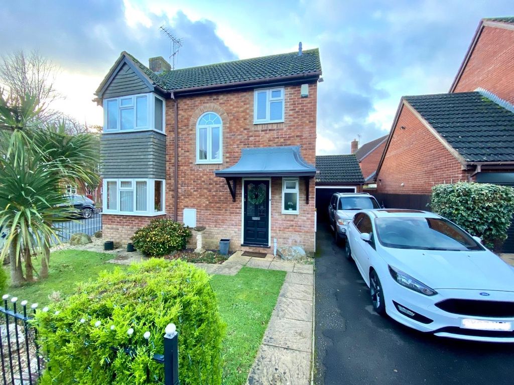 3 bed detached house for sale in Rogers Close, Tiverton, Devon EX16, £