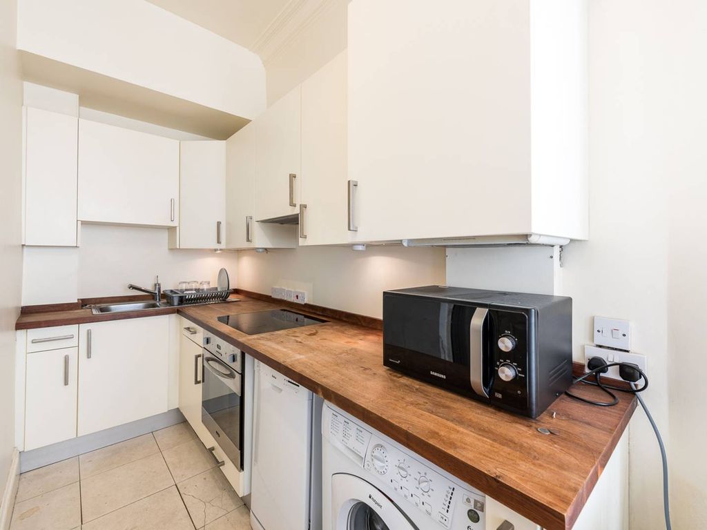 1 bed flat for sale in Kensington Court Gardens, Kensington, London W8