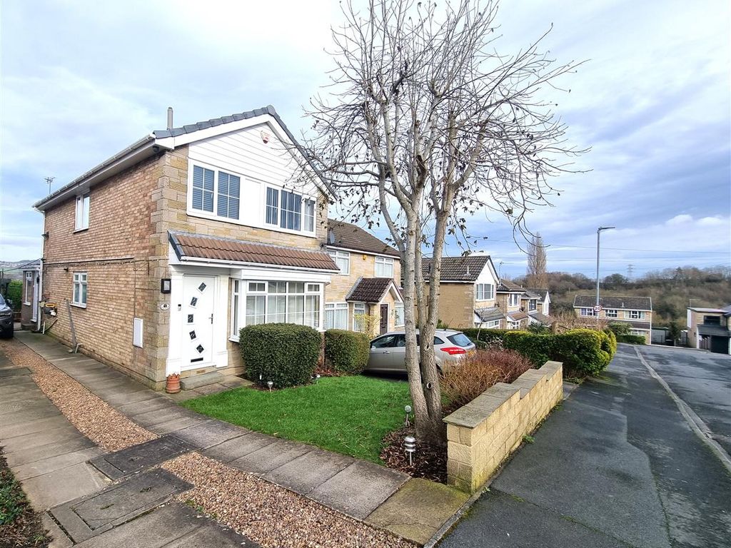 4 bed detached house for sale in Kirklees Close, Farsley, Pudsey LS28