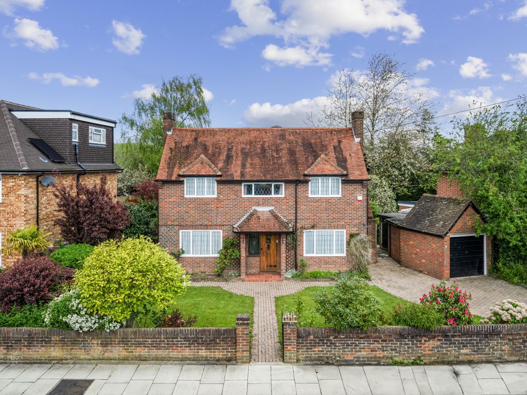 3 bed detached house for sale in Orchard Drive, Uxbridge, Greater
