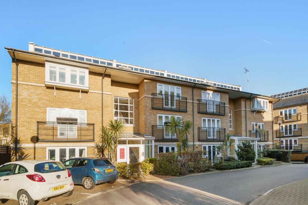 2 bed flat to rent in Menai Place, Blondin Street, London E3, £2,050