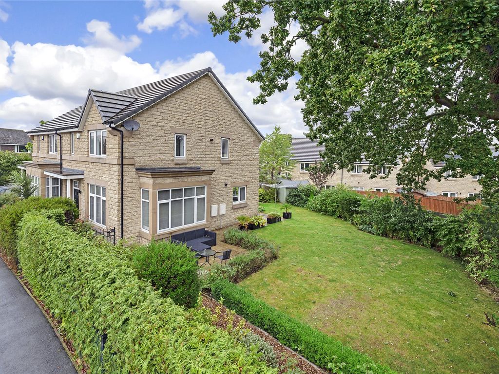 3 bed semidetached house for sale in Fieldway, Ilkley, West Yorkshire
