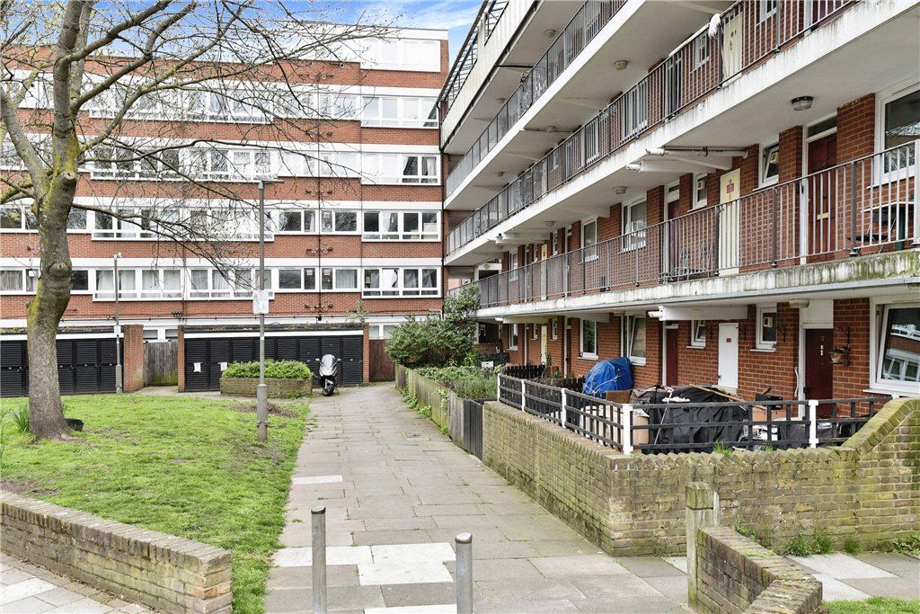 1 bed flat for sale in Battersea Bridge Road, Battersea, London SW11