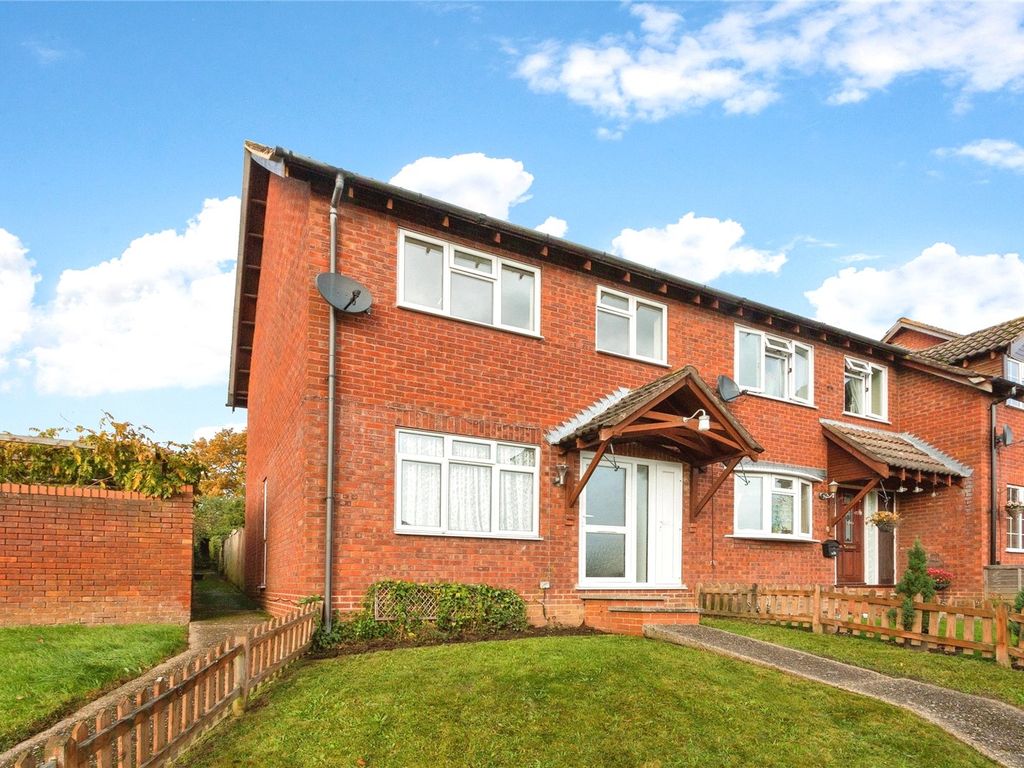 3 bed end terrace house for sale in Purbrook Road, Tadley, Hampshire