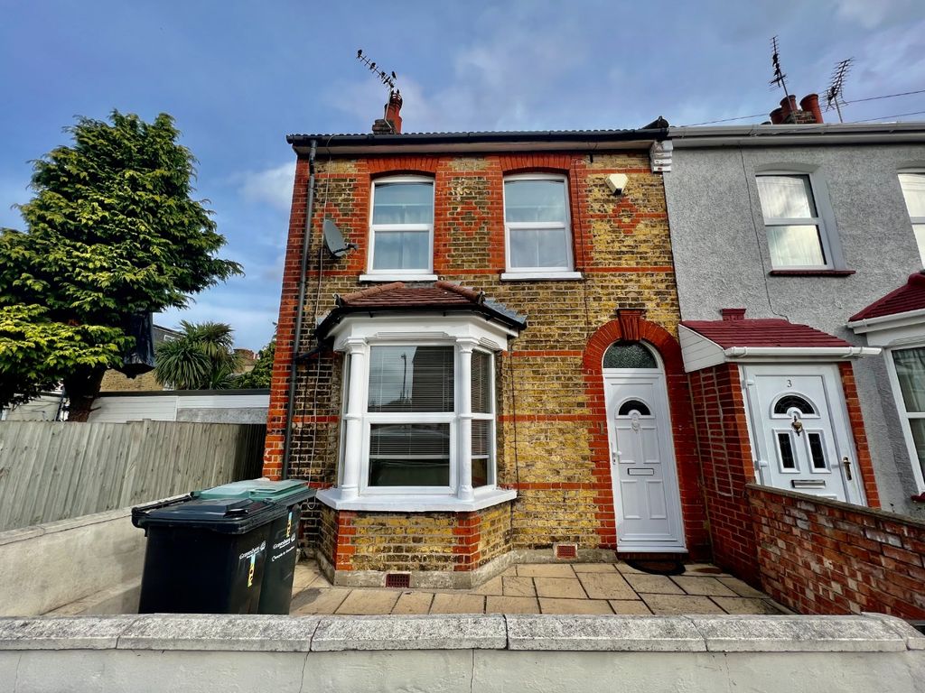 2 bed end terrace house to rent in Northcote Road, Gravesend, Kent DA11