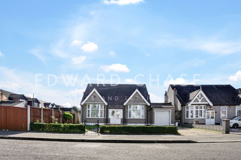 4 bed bungalow to rent in Egerton Gardens, Seven Kings IG3, £2,399 pcm