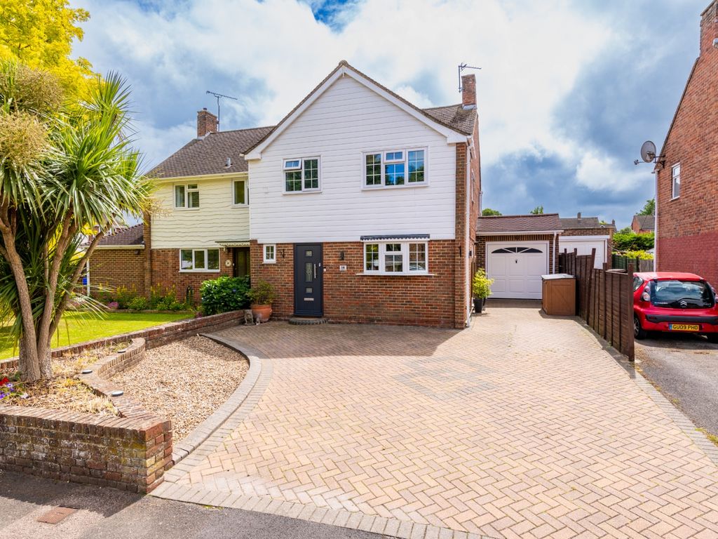 3 bed semidetached house for sale in Hanover Drive, Rainham