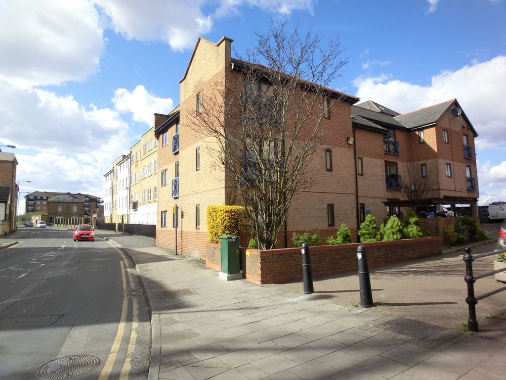 1 bed flat to rent in Crawley Court, West Street, Gravesend, Kent DA11