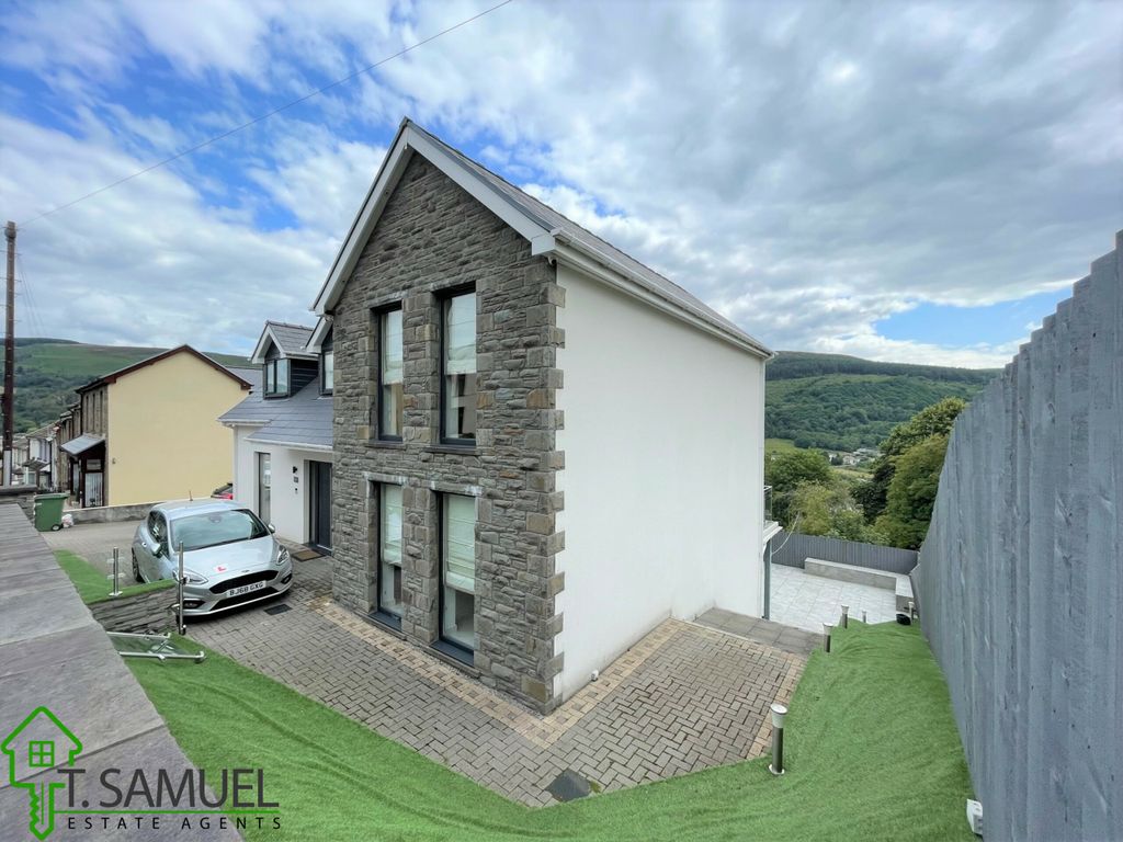 4 bed detached house for sale in Llanwonno Road, Mountain Ash CF45, £