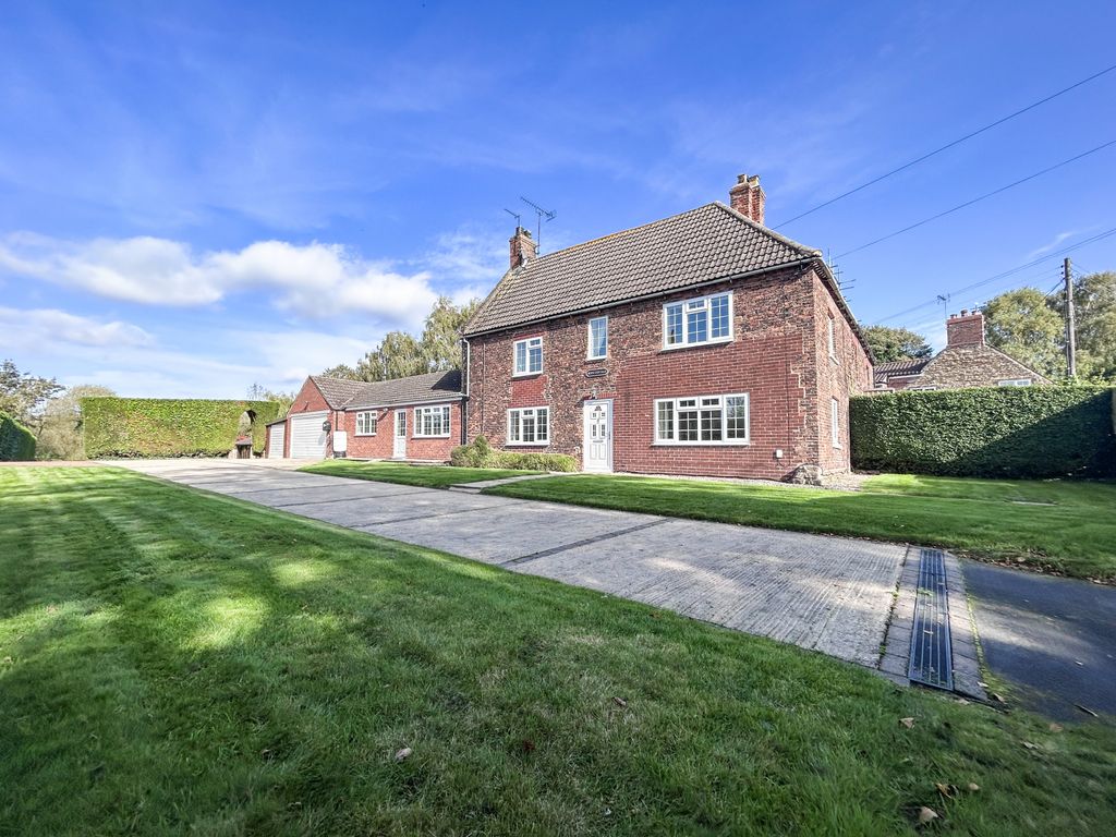 3 bed linkdetached house for sale in Burton Road, Flixborough