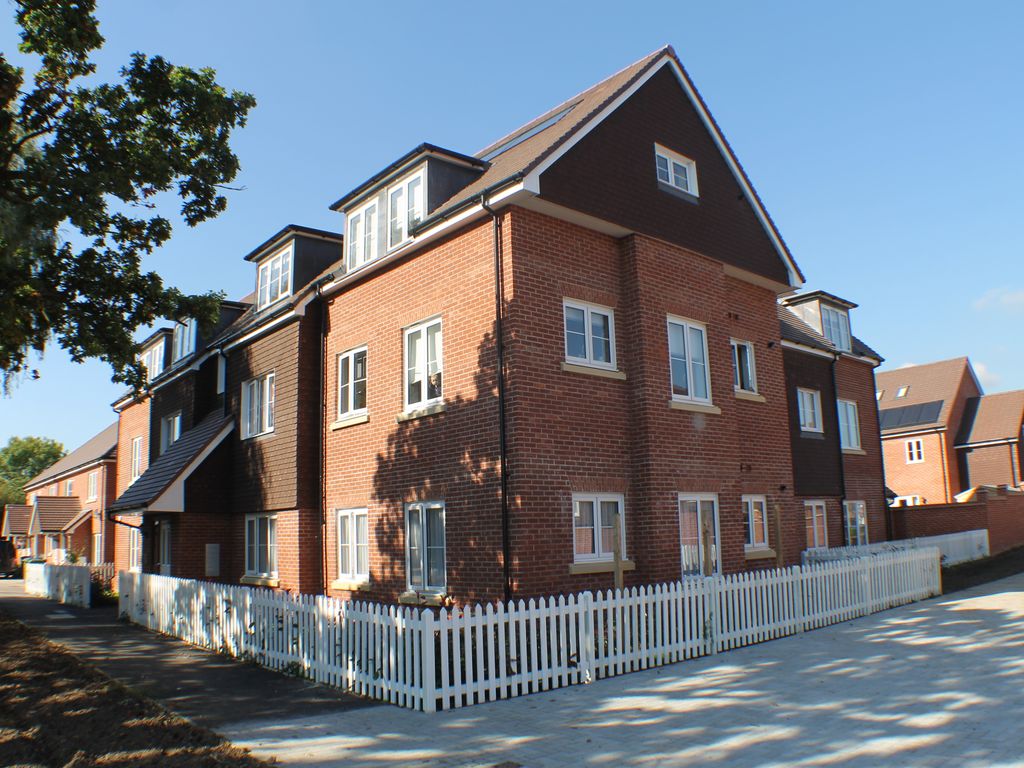 2 bed flat to rent in Oak Tree Gardens, New Eltham SE9, £1,500 pcm Zoopla