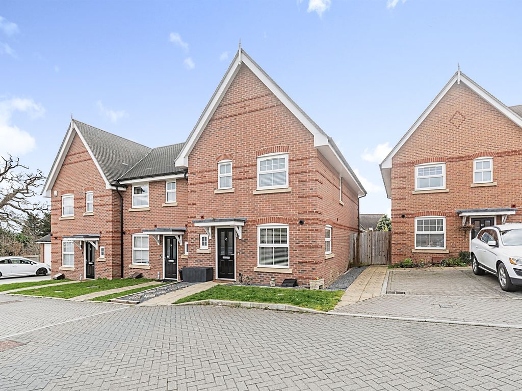 3 bed end terrace house for sale in Whitethorn, Shinfield, Reading RG2