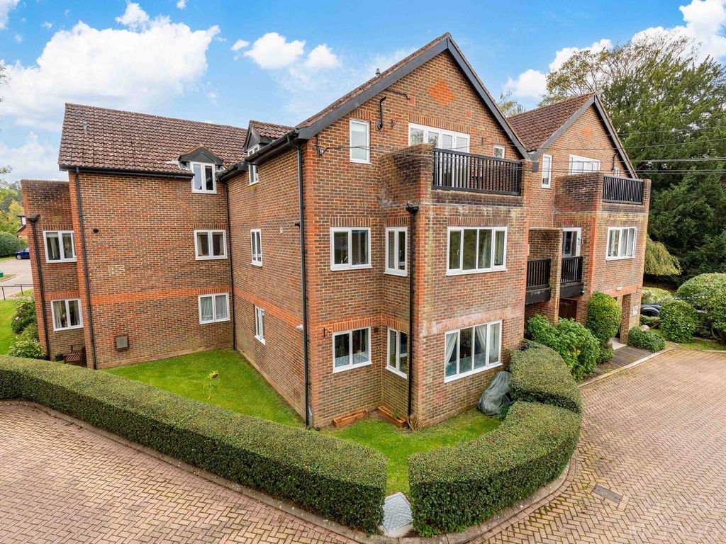 1 bed flat for sale in Hartfield Road, Oakwood Park Hartfield Road RH18