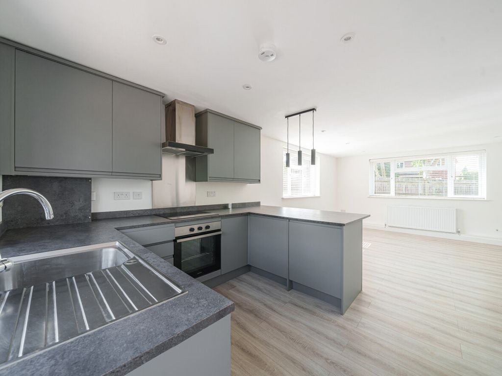 2 bed flat to rent in Ardrossan Gardens, Worcester Park, Surrey KT4, £