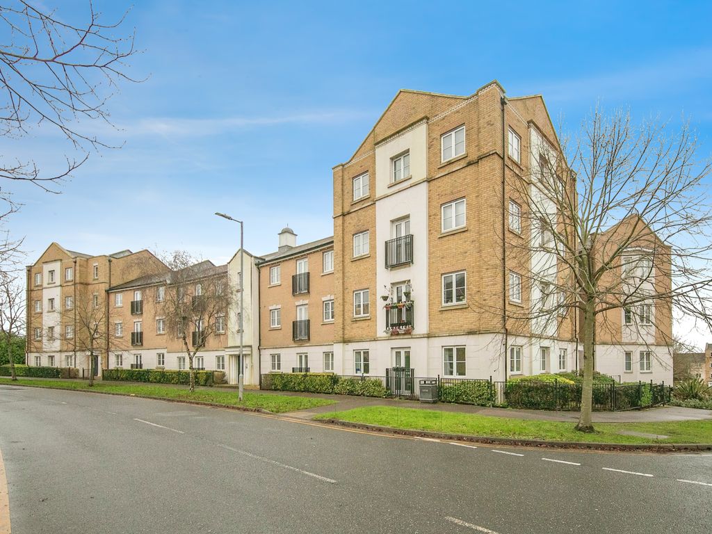 2 bed flat to rent in Tufnell Way, Colchester CO4, £900 pcm Zoopla