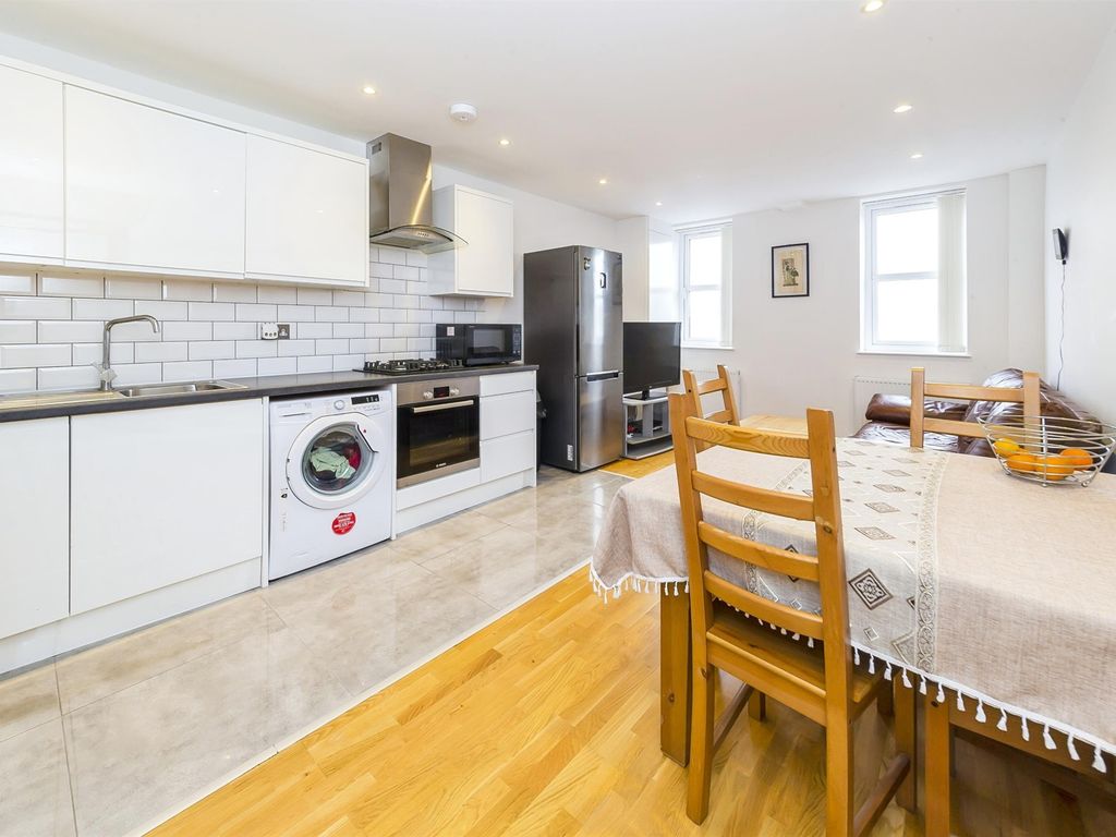 2 bed flat for sale in Victoria Road, Horley RH6 Zoopla