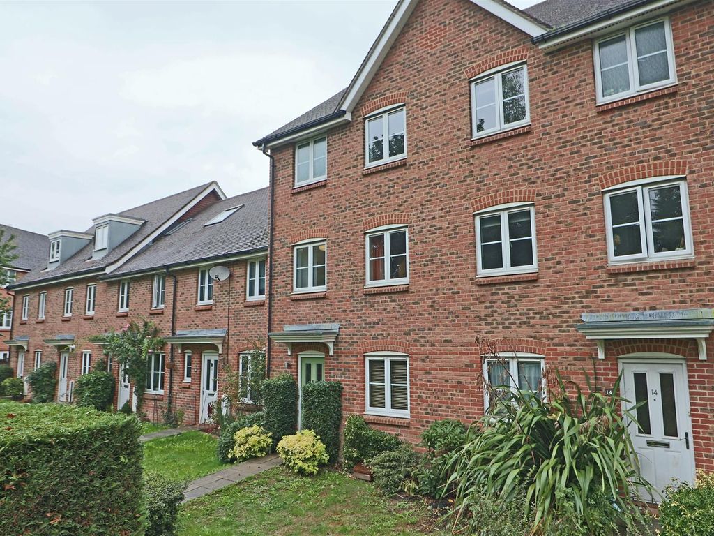 4 bed terraced house for sale in Kingsfield Way, Redhill RH1 Zoopla