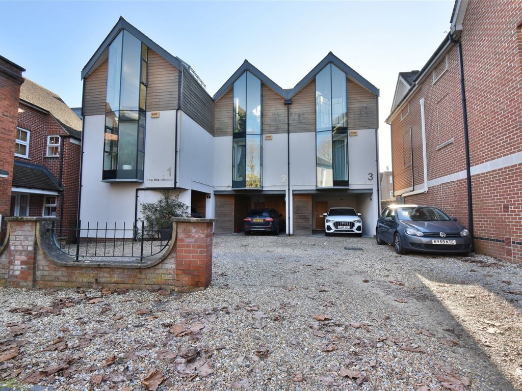 3 bed end terrace house for sale in West Mills, Newbury RG14, £499,950