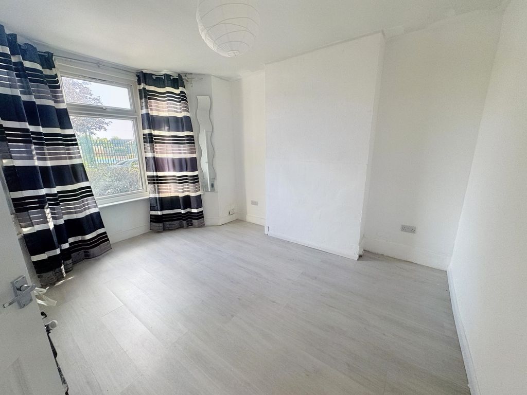 4 bed property to rent in Essex Road, Manor Park E12, £2,400 pcm Zoopla