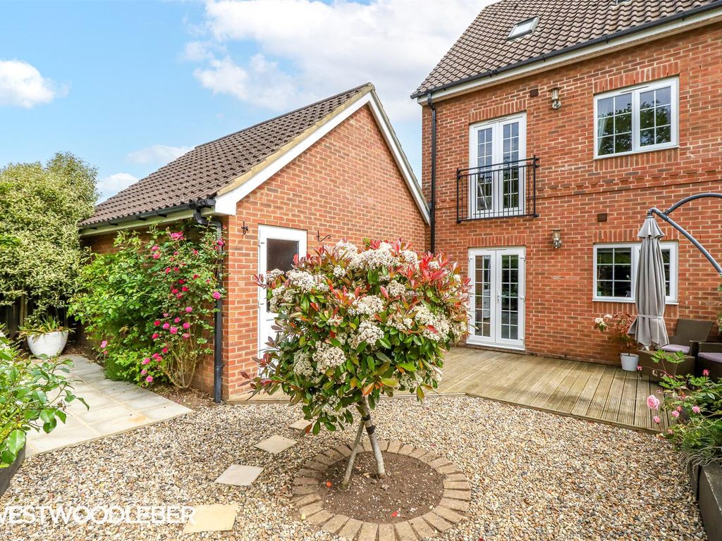 4 bed semidetached house for sale in Harmonds Wood Close, Broxbourne
