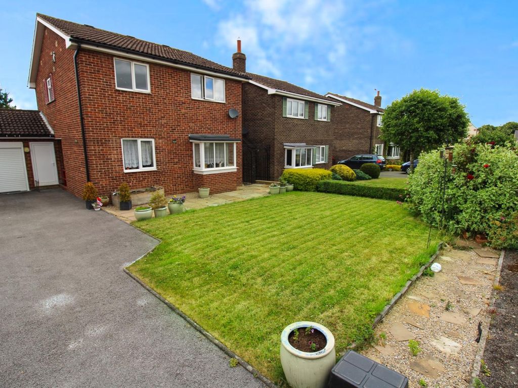 4 bed linkdetached house for sale in Thornfield Avenue, Dishforth
