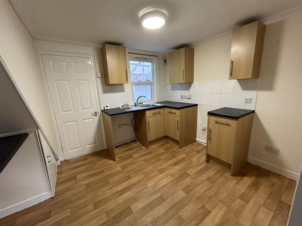 3 bed terraced house to rent in Birling Road, Snodland ME6, £850 pcm