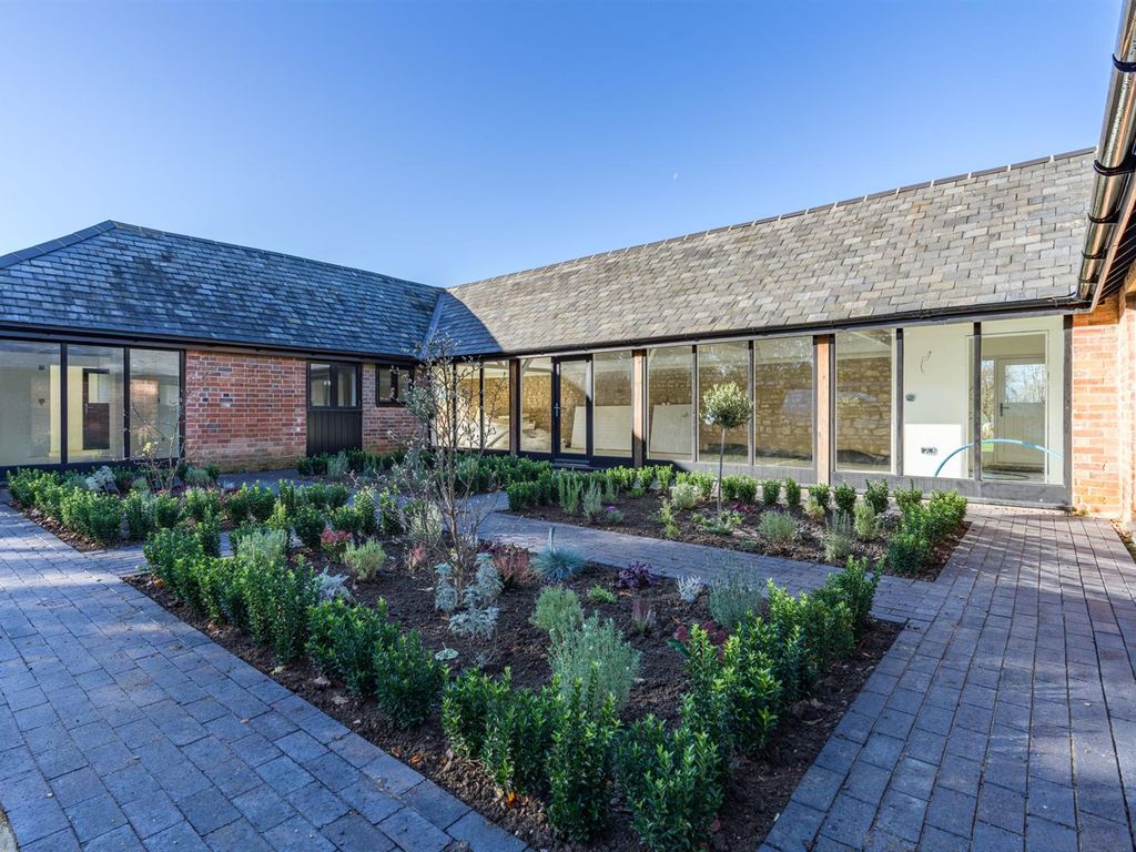 5 bed barn conversion for sale in Buckingham Road, Silverstone