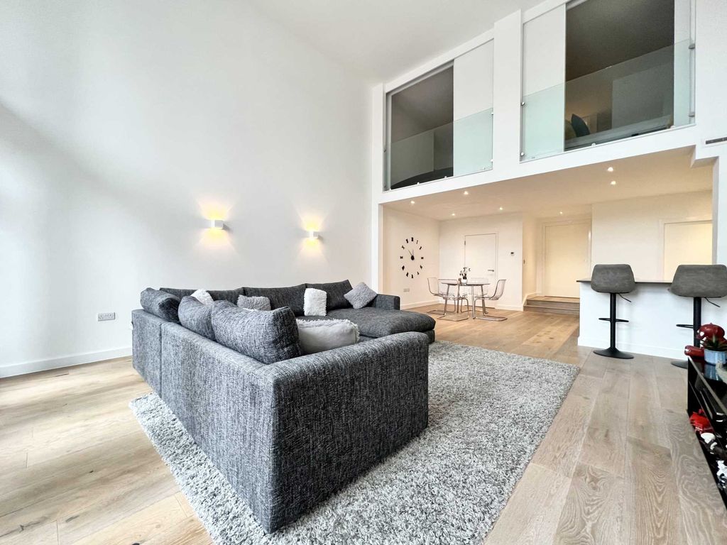 2 bed flat to rent in Market Place, Romford RM1, £2,100 pcm Zoopla