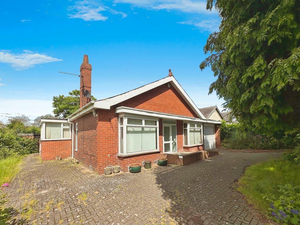 2 bed bungalow for sale in Wickersley Road, Rotherham, South Yorkshire
