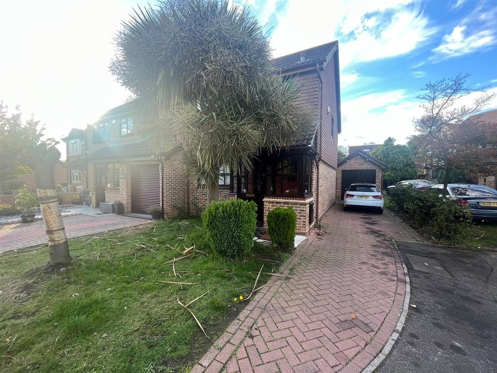 3 bed semidetached house to rent in Kilpatrick Way, Hayes UB4, £2,000