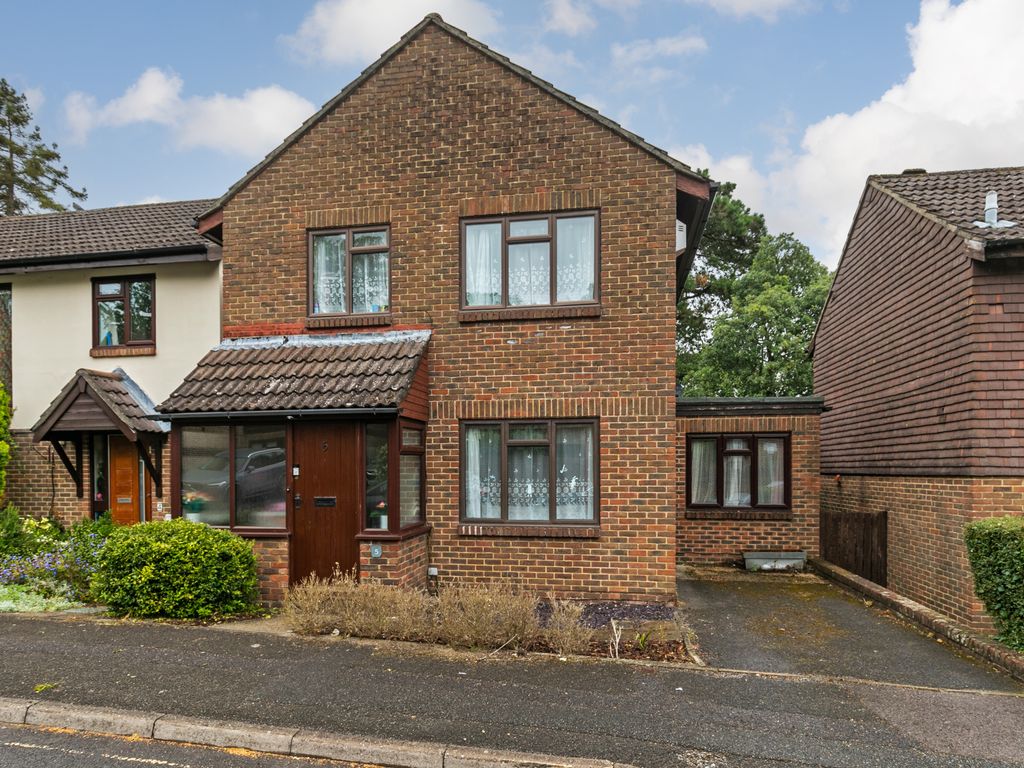 4 bed detached house for sale in Nursery Gardens, Winchester SO22, £