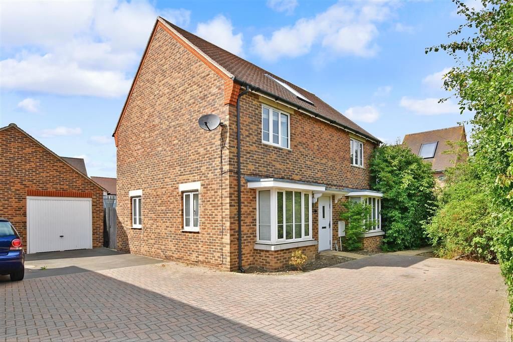 4 bed detached house for sale in Redwing Avenue, Iwade, Sittingbourne