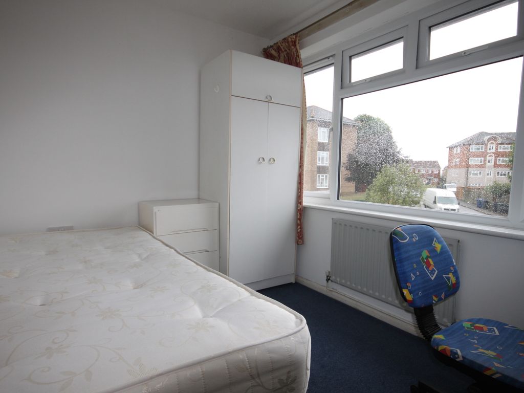 Room to rent in The Chantrys, Farnham GU9 Zoopla
