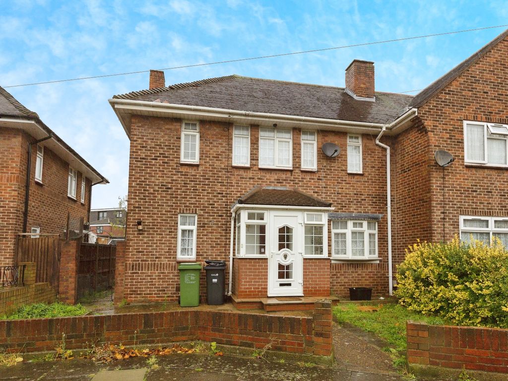 3 bed semidetached house for sale in Mendip Road, Ilford IG2, £570,000