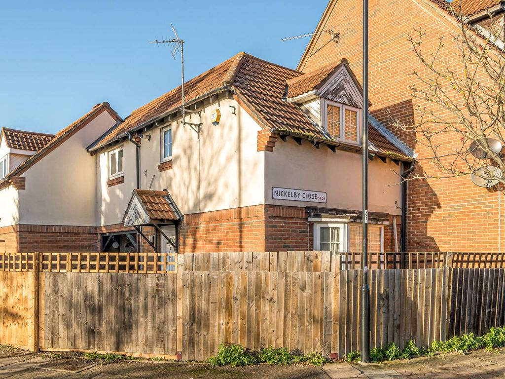 1 bed terraced house for sale in Nickelby Close, Thamesmead, London