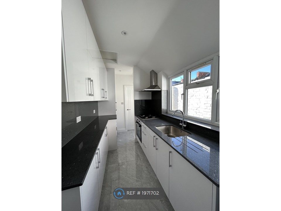 2 bed terraced house to rent in Edgehill Street, Reading RG1, £1,500