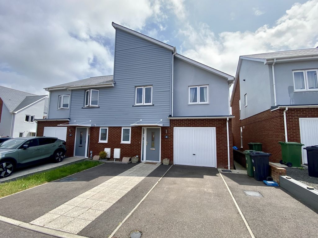 4 bed semidetached house for sale in Foxglove Close, Polegate, East