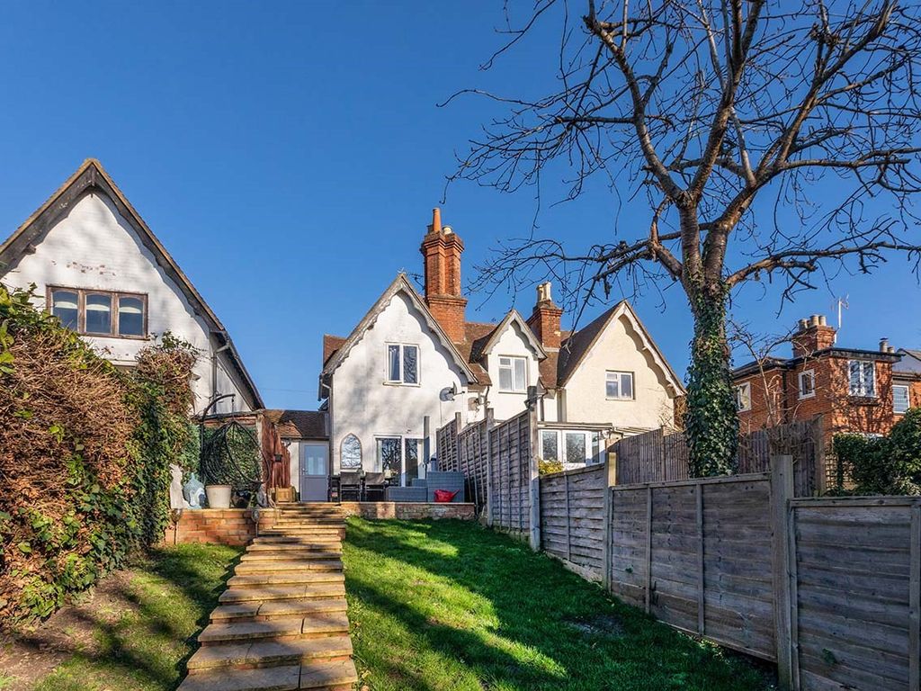 2 bed end terrace house for sale in Westborough Road, Maidenhead SL6, £