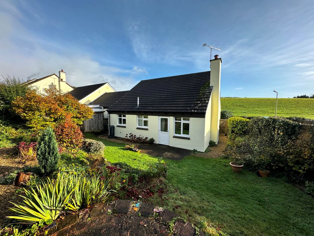 3 bed detached bungalow for sale in Manor Close, Uffculme, Cullompton