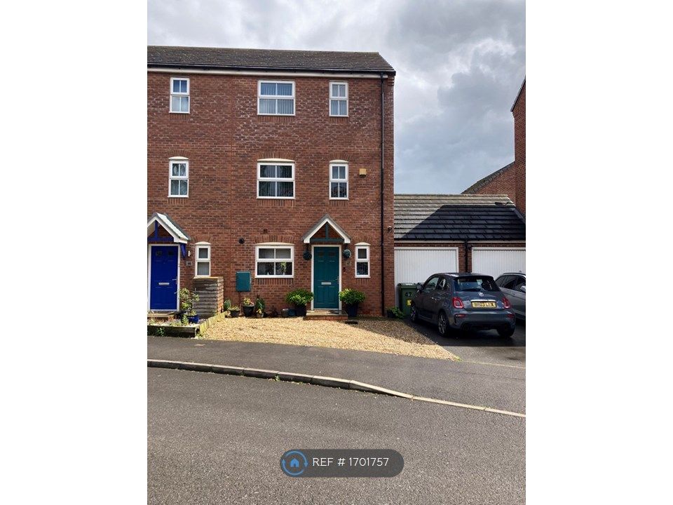 3 bed semidetached house to rent in Pitchwood Close, Darlaston