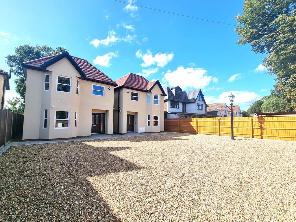 3 bed detached house for sale in Langley Broom, Langley, Slough SL3, £