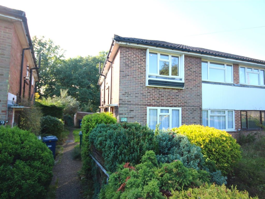 2 bed to rent in Vernon Crescent, EN4, £1,750 pcm