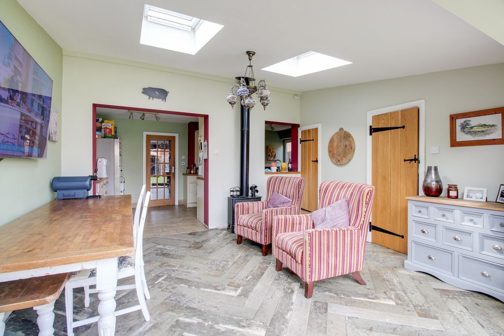 4 bed semidetached house for sale in Orion Way, Leighton Buzzard LU7