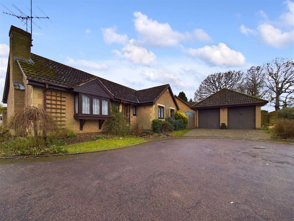 3 bed bungalow for sale in Jeyes Close, Moulton NN3, £450,000 Zoopla