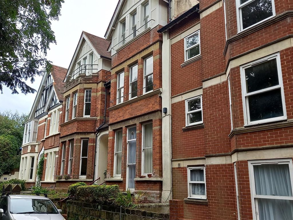 3 bed flat to rent in Quarry Hill, St. LeonardsOnSea TN38, £1,600 pcm Zoopla