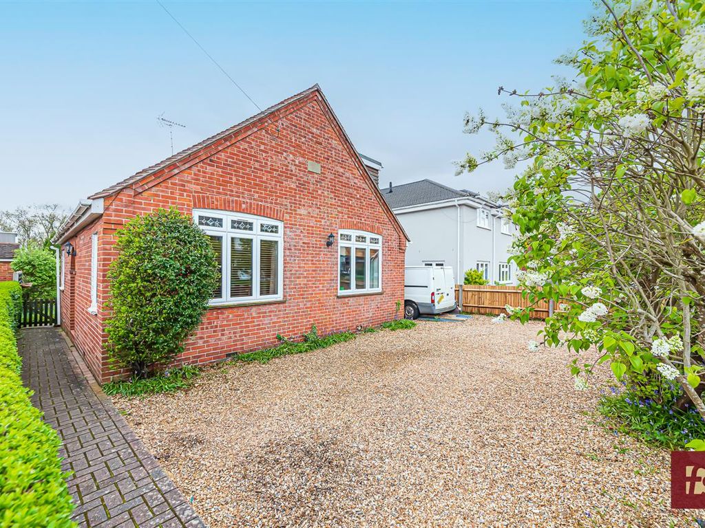 3 bed bungalow for sale in Pinehill Road, Crowthorne RG45, £750,000