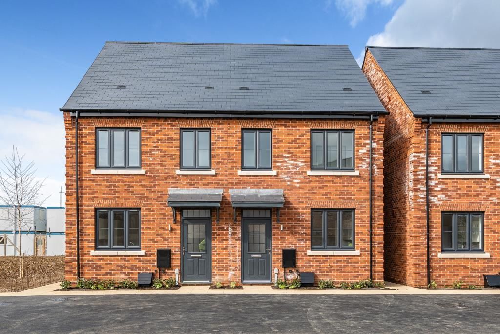 3 bed semidetached house to rent in Heyford Park, Bicester, Oxfordshir