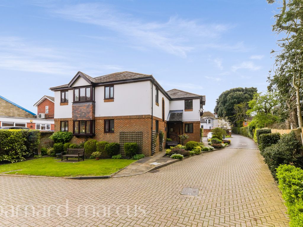 2 bed flat for sale in Bartholemew Court, South Street, Dorking RH4, £