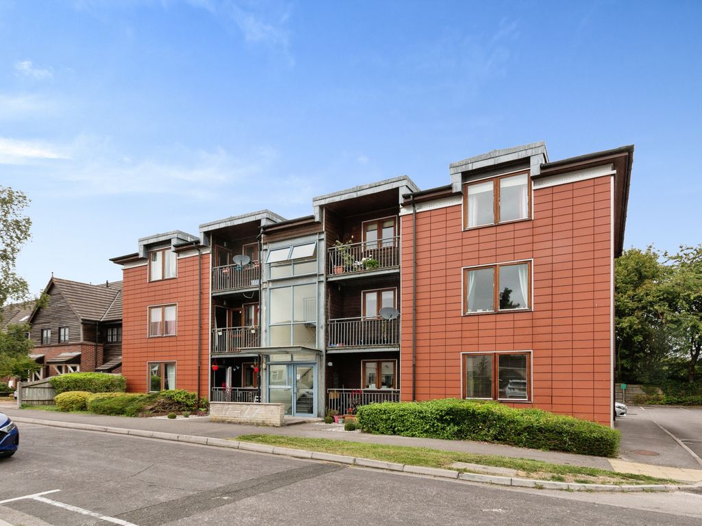 2 bed flat for sale in Lefroy Avenue, Basingstoke, Hampshire RG21, £