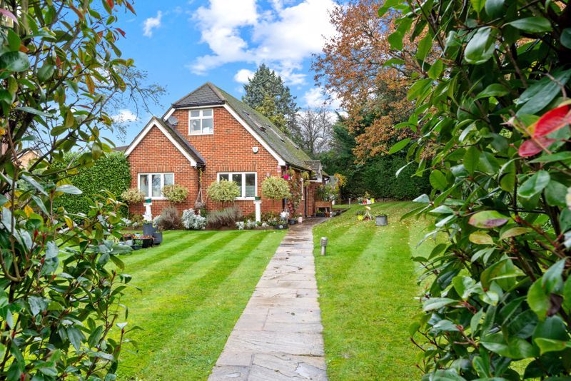 4 bed detached house for sale in Cornwall Road, Uxbridge UB8, £900,000